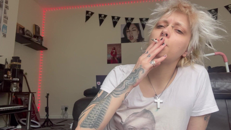 Glitterqueen1999: Fumando una cig - maquillaje y sin maquillaje - compilación