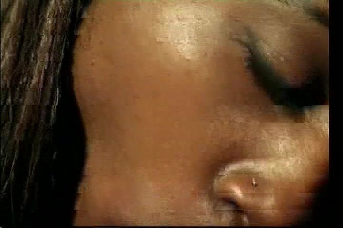 CBD Media Interracial: Estudiante americana africana de 19 años lamida y follada en el...