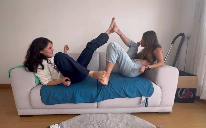 scarlettandc: Dos mujeres lucha de pies