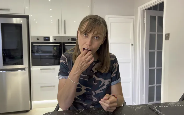 Wamgirlx: Seductively Eating an orange