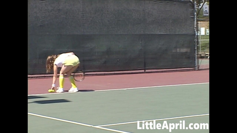 Little April: Sexy náctiletá holka Little April hraje tenis