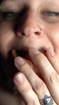 Gótica sexy brinca com suas dentaduras