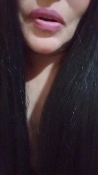 Je vais te raconter mon histoire excitée dans le sauna avec mon amie, faire des ciseaux et faire du sexe lesbien.