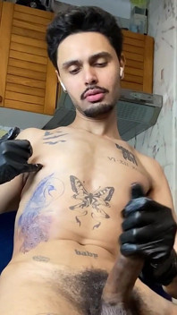 Fui Fazer Uma Tatuagem, Fiquei De Pau Duro E Bati Uma Punheta Ate Gozar