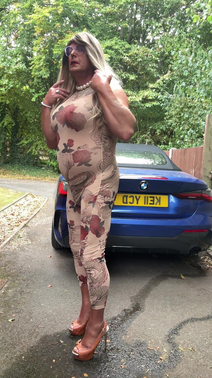 Kellycd2022: 穿着性感花朵的性感 Crossdresser Kellycd2022 透明连衣裤和高跟鞋