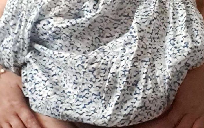 Mommy big hairy pussy: Ukazuji tlustou, chlupatou kundičku macechy pod šaty