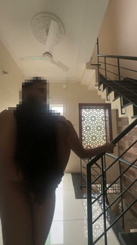 Fwb jalang diangkat dan dikongkek keras, memukul pantat itu dengan kongkek tegar mendalam