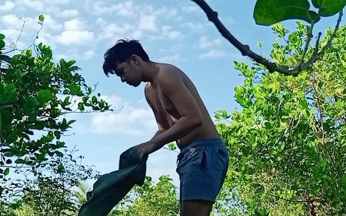 Rent A Gay Productions: Sexy asijská teenagerka stříká na pláži