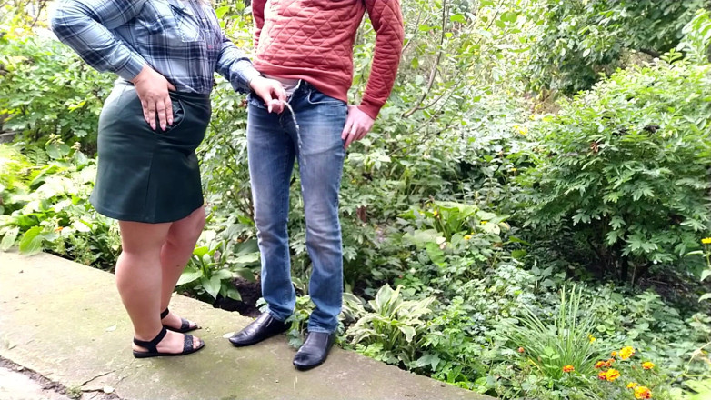 OurFetishLife: MILF gibt natursekt, nachdem sie mann draußen geholfen hat, zu...