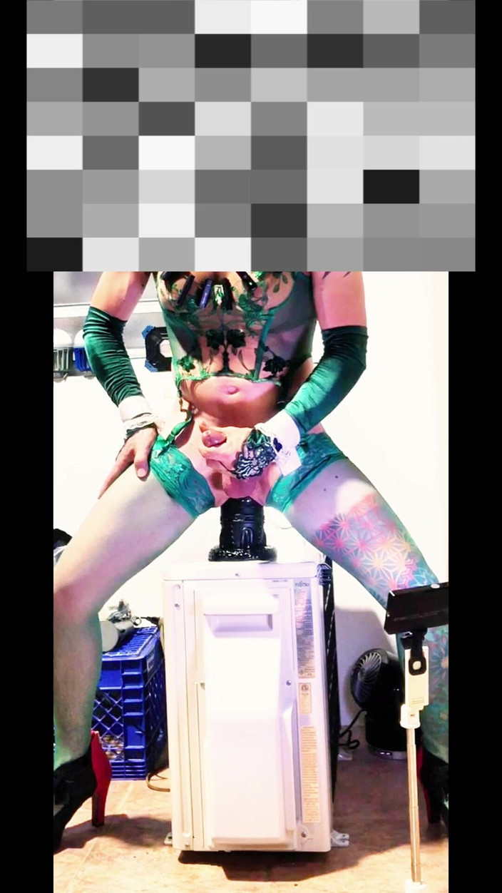 Benito414: Waria ts dengan sepatu hak tinggi dan stoking hijau yang...