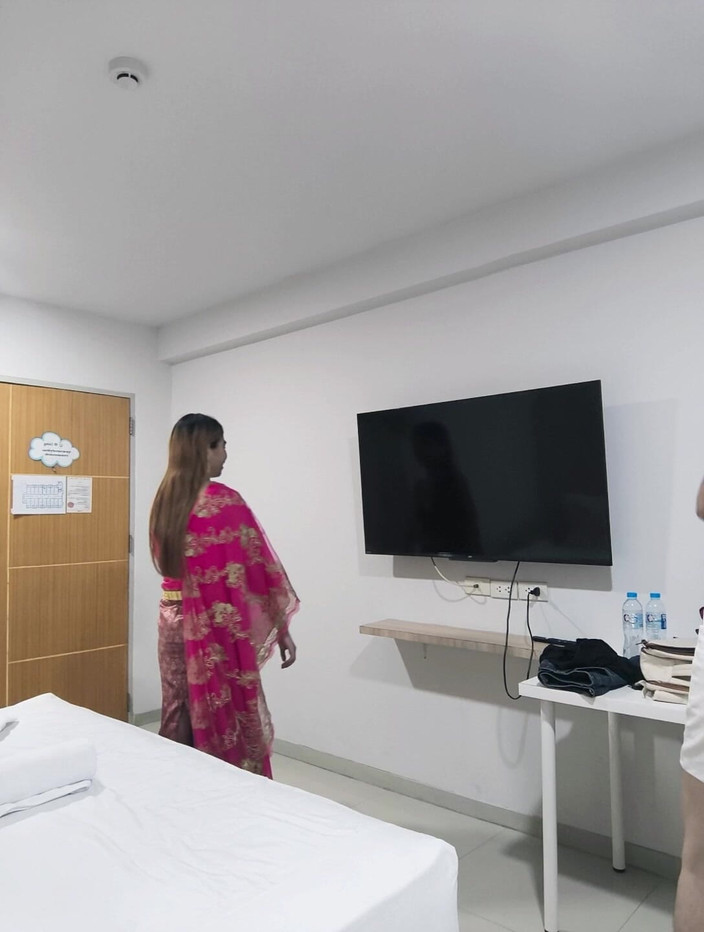 Daralux: Awek Thai dalam pakaian Thai merah jambu