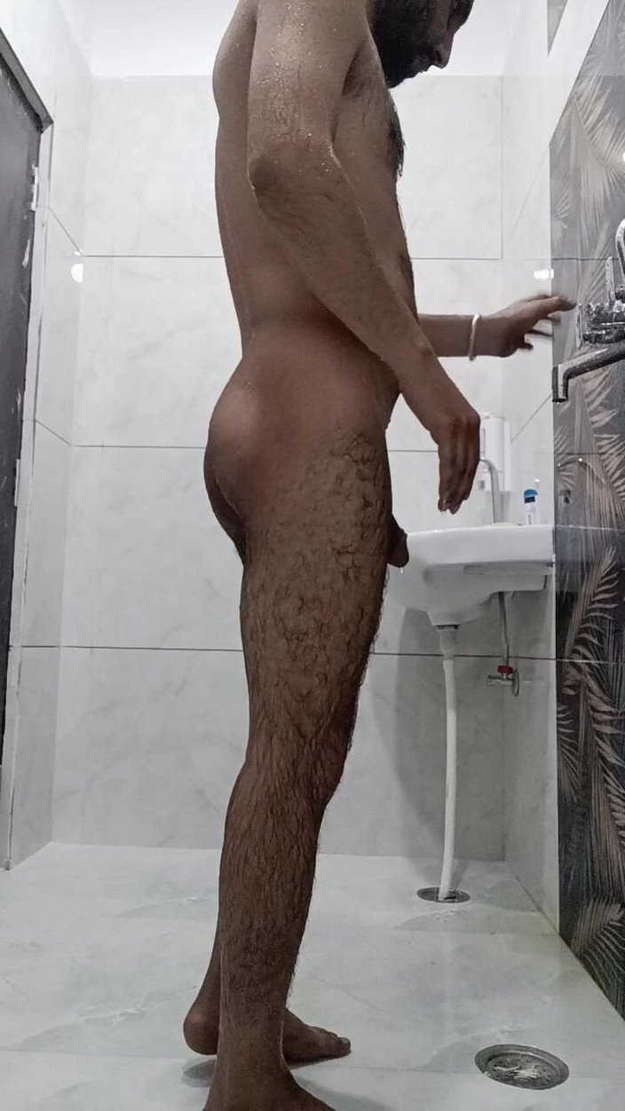 Rajasthani-old-lover: Indischer desi-mann genießt dusche und masturbation