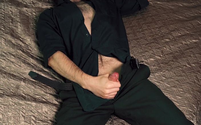 Noel Dero: Tânărul bărbat chipeș Noel Dero se masturbează pe pat într-un costum...