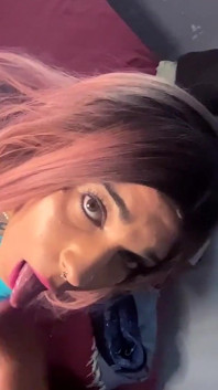 Menina trans faz garganta profunda incrível e recebe leite na boca