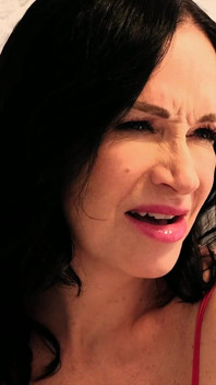 Angie Noir: la miLF 53enne insegna sesso anale al fidanzato