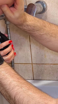 Mia moglie si pulisce il culo prima del sesso anale. Clistere. Ep 30611