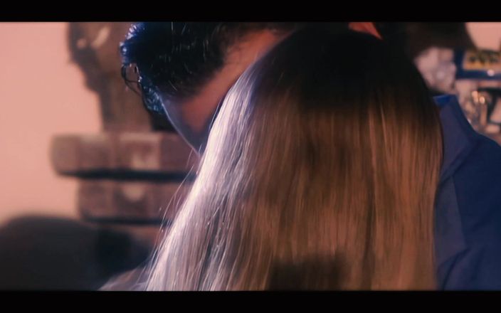 BestPorn85: Aurora Snow tem uma bunda tão apertada que seu garanhão...