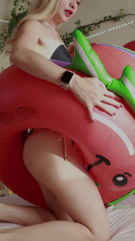 Saya menggoda ular kembung gergasi saya dalam bikini hitam