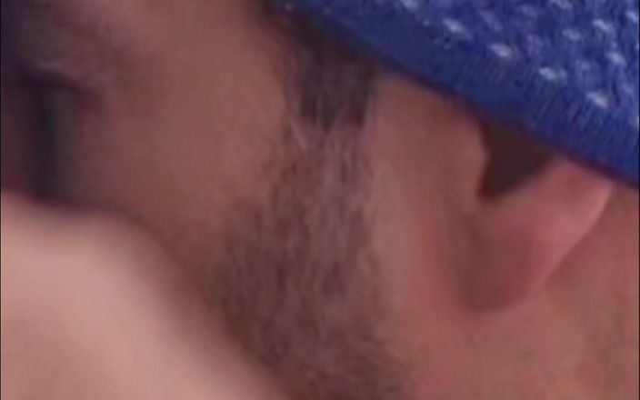Justin hoodwar: Un chico le hace una mamada a un chico con...