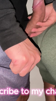 Afferra per Sbaglio Il Cazzo Di Uno Sconosciuto Mentre Aspetta in Coda