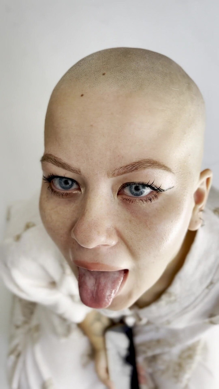 Vilu_and_Mi: Cumtribute Bald Girl Cleanup Her Phone After