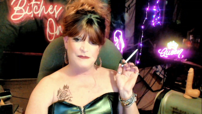 FemmeCheri120: Fumando solo