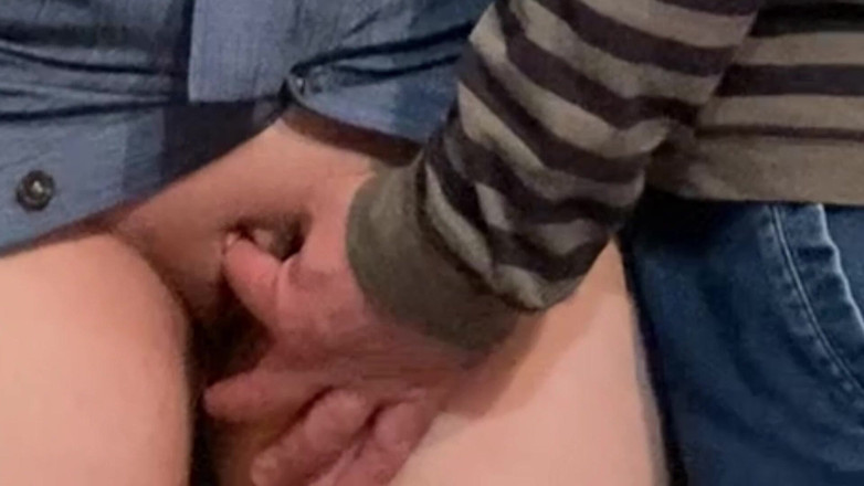 PriyaNaavya: Špinavý hobby! Starý muž prstí perfektní kundičku na veřejnosti