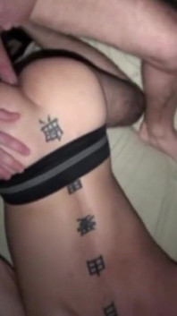 Une salope se fait baiser dans un jockstrap par une blonde