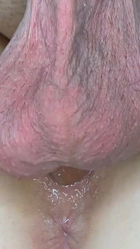 Pensava di farla uscire, ma le riempie la figa di caldo sperma! Una doppia sborrata!