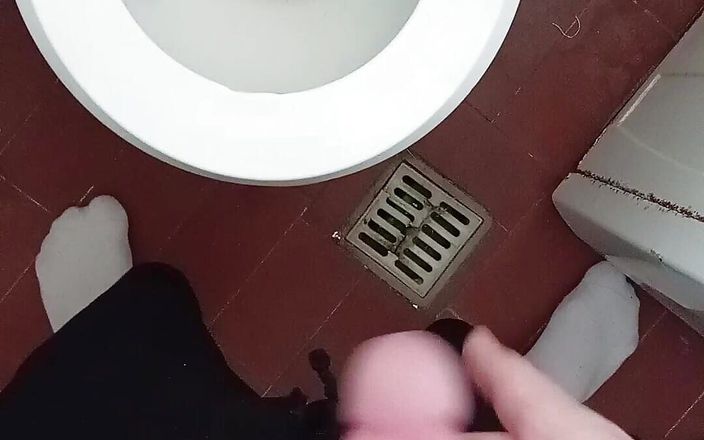Daxi95: Uomo etero che piscia a casa mentre il cazzo è duro
