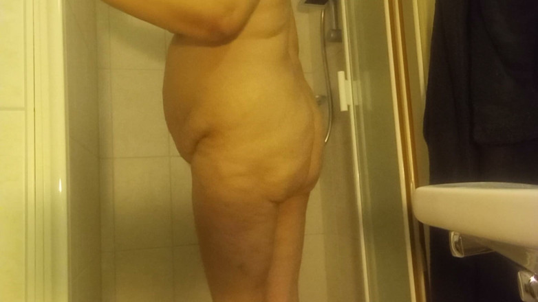 SchwarzeGraefin: Aficionada BBW, 53 años, se ducha desnuda y orina al final -...