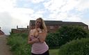 German Amateur: Une MILF blonde britannique pisse dehors