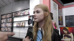 Gloryhole: Hannah Hays saje velké černé péro gloryhole