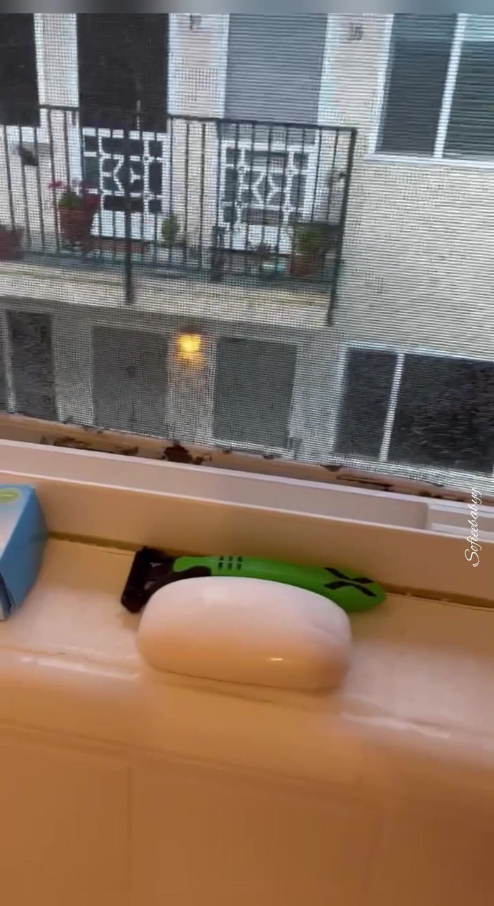 SofieeSoles: Tắm với cửa sổ đang mở