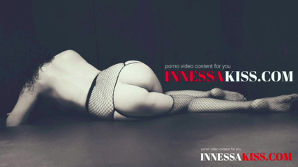 InnessaKiss: Frumusețea naturală se atinge la duș și pozează sexy pe cameră