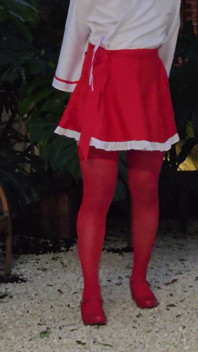 Miko สาวร่าน kanisa ตอน 2: เดินเอาท์ดอร์ในสวนหินโชว์ขาเซ็กซี่ของเธอใต้ถุงน่องสีแดงและรองเท้าส้นสูง