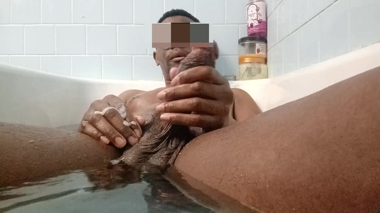 Sexyscorpion90: Большой черный член играет с хуем, пока он не кончит