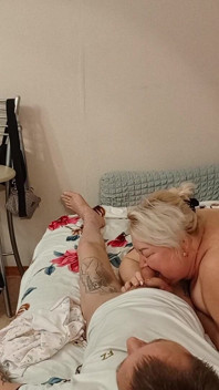 Poranek sąsiada rozpoczął się od głębokiego obciągania i połykania spermy