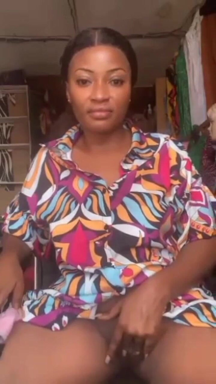 Me and my new slut: Veřejná masturbace nadržené mámy, která si hraje se svou tlustou...