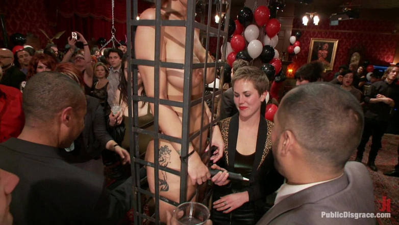 Public Disgrace by Kink: สุขสันต์วันเกิดเจ้าหญิง Donna!! ก้มหัวให้ผู้ดําเนินคดีปศุสัตว์!! (ตอนหนึ่ง)