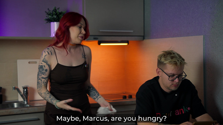 Toma Mur: 继母掉下香蕉，坐在继子的脸上，在厨房被狠