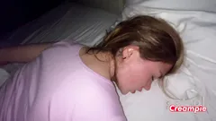 J'ai baisé ma demi-sœur pendant que les parents se reposaient à proximité