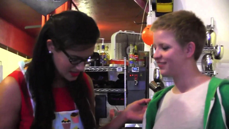 Lesbian Illusion: Zum ersten mal junge sekretärin in einer bäckerei vom lesbischen...