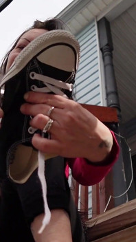 ล้างโคลนออกจากรองเท้า Converse ของฉัน