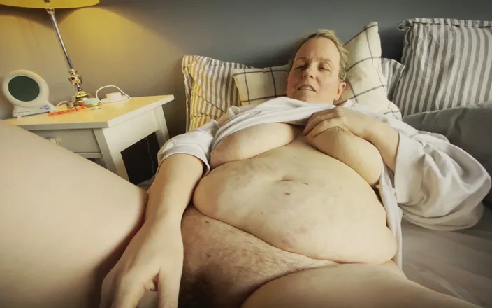 Just A Mom Bod: Just a Mom Bod Sucks a Hard Cock and Takes...
