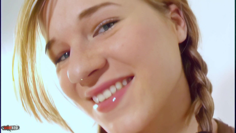 MMM100: モニカ・ヴェラ:美しい小柄なブロンドのモニカ・ヴェラが脱ぎ、カメラの前でホットになる