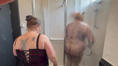 Aaexperiencesltd: Stăpâna Satana și Scrofița lui Satana la duș.