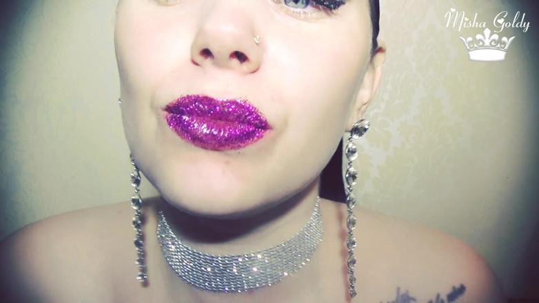Goddess Misha Goldy: Violet, lèvres déjantées et grimaces