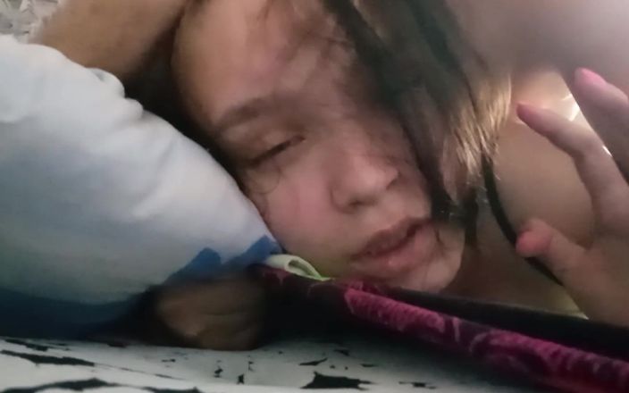 Airaccoon: सौतेले पापा ने सौतेली बेटी को चोदा जबकि वह सौतेली मम्मी के साथ फोन पर बात कर रही थी p1