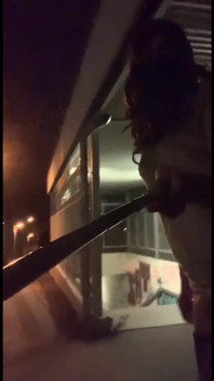 Una piccola puttana si scopa con un dildo in transizione